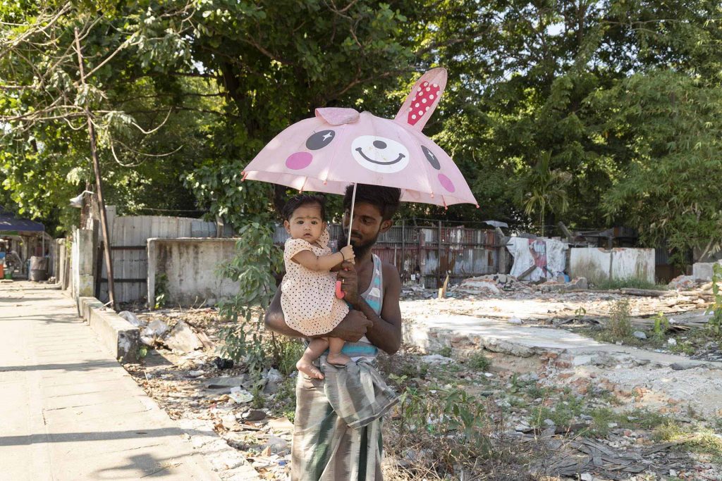Un padre pasea con su hija por una de las calles de Yangon, Myanmar. Álvaro Bueno.