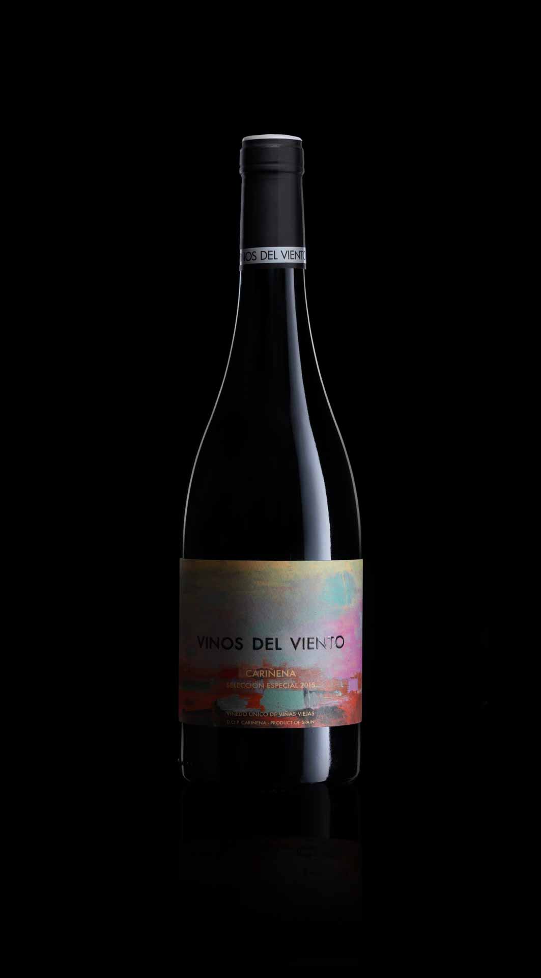 Propuesta de fotografía de producto para la marca y bodega de vinos Vinos del Viento, por Rojo Verde y Azul.